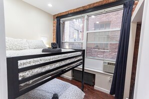 2 habitaciones, tabla de planchar con plancha, wifi y ropa de cama