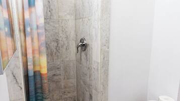 淋浴設備、風筒、提供毛巾、番梘