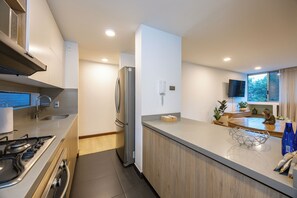 Kühlschrank, Mikrowelle, Ofen, Herdplatte