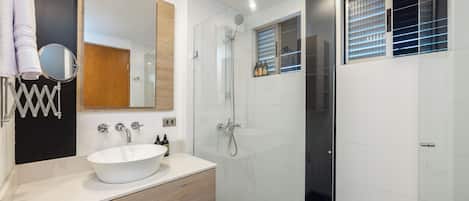Dusche, Handtücher, Seife, Shampoo