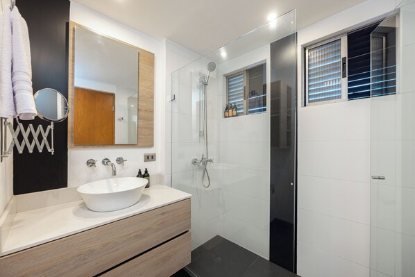 Douche, serviettes fournies, savon, shampooing