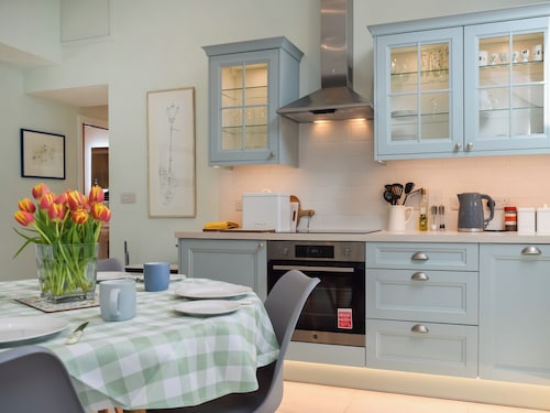 2 bedroom accommodation in Falcutt