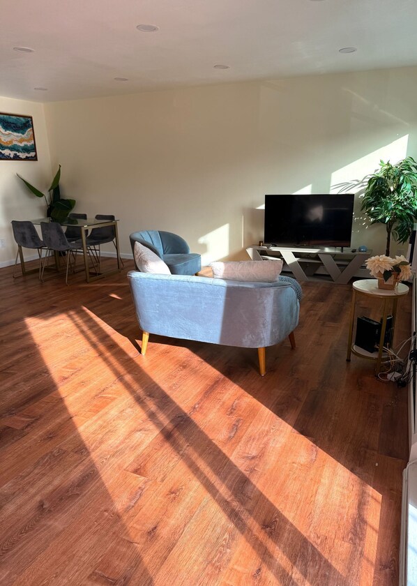 Smart TV - Astoria Gem: Comfort & Style (Queens)