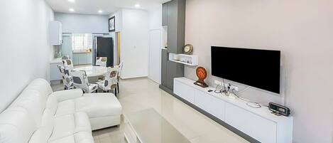 Deluxe House, 4 Bedrooms, Non Smoking, Balcony | Living area