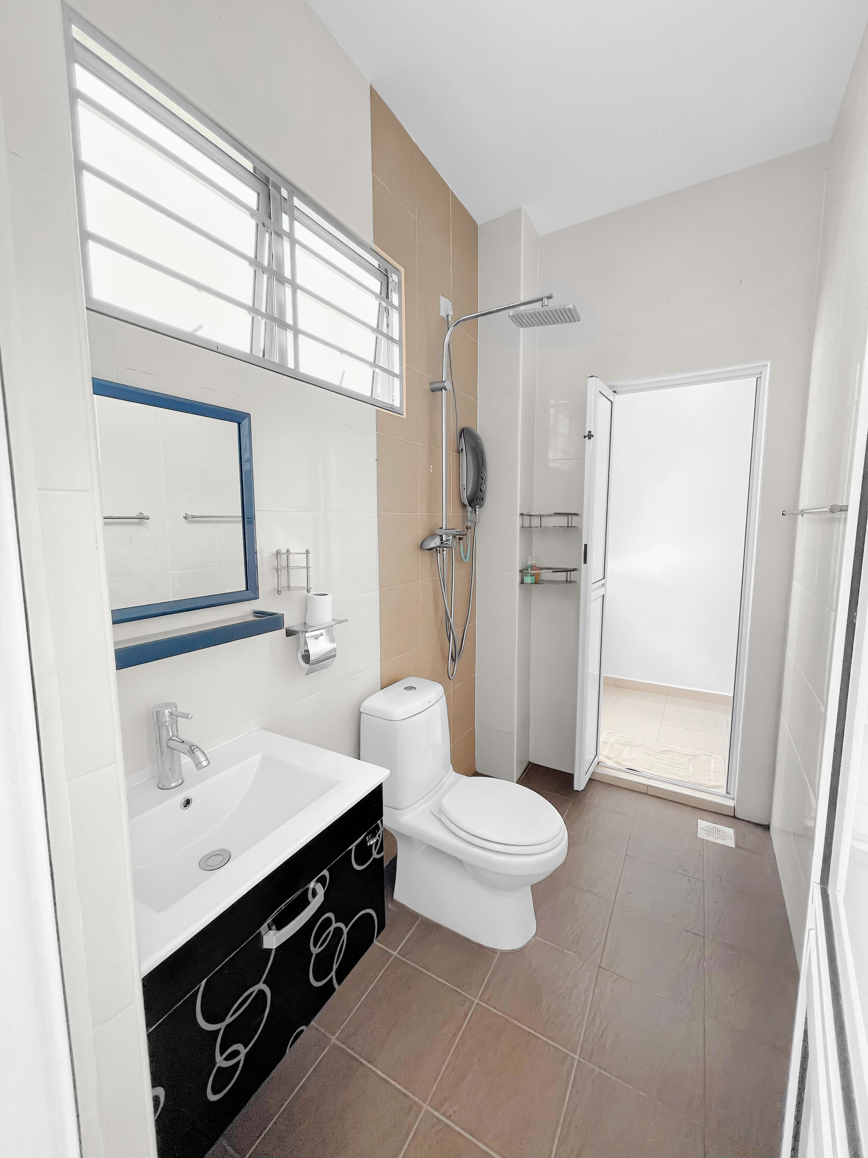 Deluxe House, 4 Bedrooms, Non Smoking, Balcony | Bathroom | Free toiletries, hair dryer, towels, soap