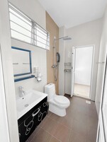 Deluxe House, 4 Bedrooms, Non Smoking, Balcony | Bathroom | Free toiletries, hair dryer, towels, soap