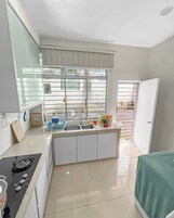 Refrigerador, placa de cocina, utensilios de cocina