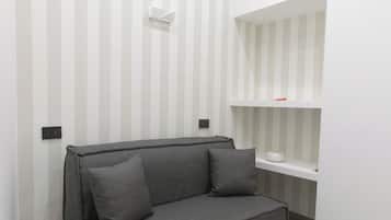 Habitación cuádruple superior, balcón, vista a la ciudad | Sábanas italianas Frette, ropa de cama de alta calidad y edredón