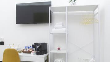 Habitación cuádruple superior, balcón, vista a la ciudad | Sábanas italianas Frette, ropa de cama de alta calidad y edredón