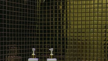 Habitación cuádruple superior, balcón, vista a la ciudad | Baño | Regadera, regadera tipo lluvia, amenidades de baño gratuitas