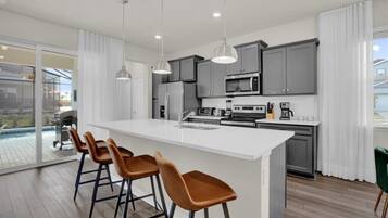 Frigorífico, microondas, horno y placa de cocina