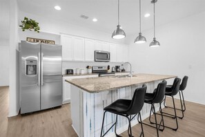 Microwave, dishwasher, high chair - 4 Bedrooms/ 3.5 Bathrooms/ Solterra (4683 TD) (Davenport)