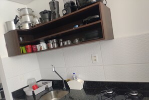 Kühlschrank, Mikrowelle, Herdplatte, Toaster