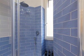 Shower, hair dryer, bidet, towels - Secret Terrace apartment (Rome)