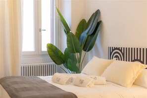 2 bedrooms, iron/ironing board, internet, bed sheets