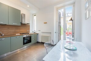 Fridge, stovetop, dishwasher, coffee/tea maker