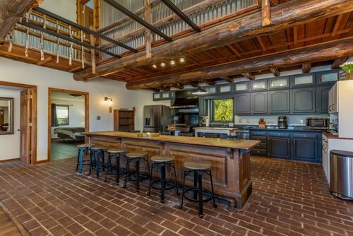 The Howling Buck Lodge