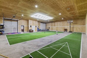 Sports court - The Howling Buck Lodge (Logan)