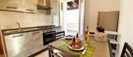 Kühlschrank, Ofen, Herdplatte, Wasserkocher mit Kaffee-/Teezubehör