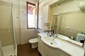 Regadera, secadora de cabello, bidet, toallas 
