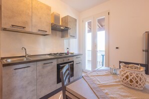 Kühlschrank, Ofen, Herdplatte, Wasserkocher mit Kaffee-/Teezubehör