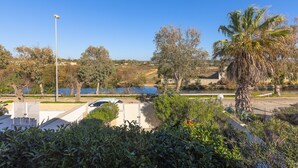 A park with a body of water, trees, and a street lamp. - Casa Ariel - Relaxation for couples near the beach (torre san giovanni)