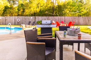 Outdoor dining - Pool & Play | Hot Tub, Ping Pong, Nintendo Switch (Stevensville)