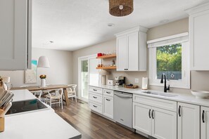 Fridge, microwave, oven, stovetop - Pool & Play | Hot Tub, Ping Pong, Nintendo Switch (Stevensville)