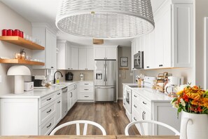 Fridge, microwave, oven, stovetop - Pool & Play | Hot Tub, Ping Pong, Nintendo Switch (Stevensville)