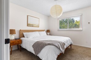 4 bedrooms, iron/ironing board, free WiFi, bed sheets - Pool & Play | Hot Tub, Ping Pong, Nintendo Switch (Stevensville)