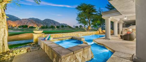 Een verwarmd zwembad