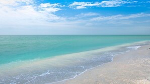 On the beach - New to the rental program! Book your week today! (Captiva)