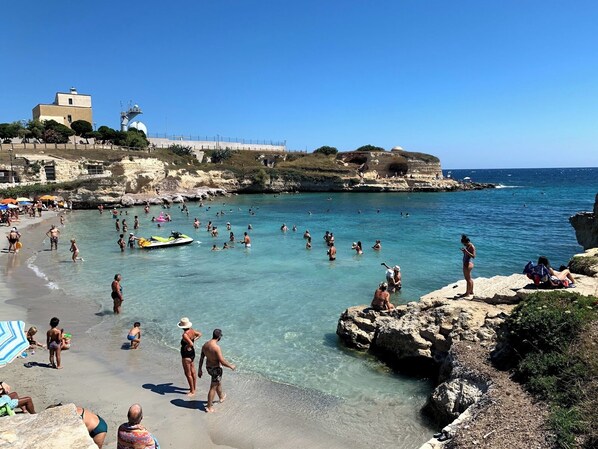 På stranden och solstolar