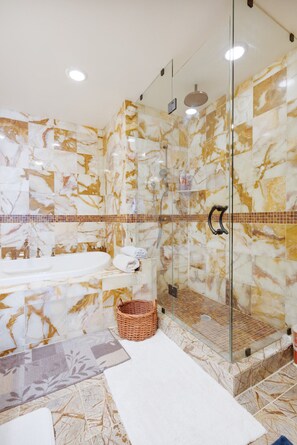 Sèche-cheveux, serviettes fournies