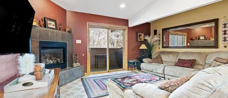 TV connectée, cheminée, livres