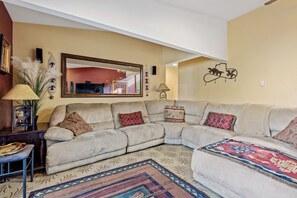 Smart TV, chimenea y libros 