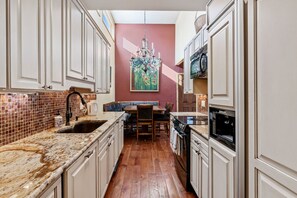 Køleskab, mikrobølgeovn, ovn, kogeplade