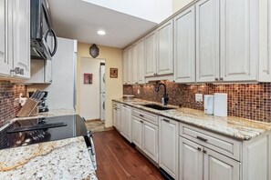 Fridge, microwave, oven, stovetop - Perfectly Located Beaver Creek Vacation Home (Avon)