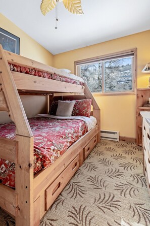 3 bedrooms, travel cot, free WiFi, bed sheets