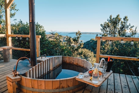 Outdoor spa tub. Tungulú - Hotel Boutique & Cabañas
