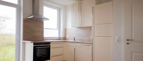 Kühlschrank, Ofen, Geschirrspüler, Wasserkocher mit Kaffee-/Teezubehör