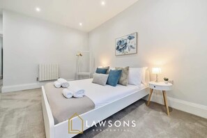 3 bedrooms, iron/ironing board, travel cot, WiFi - Chic Southsea Apartment | 3 Beds, 2 Baths (Portsmouth)