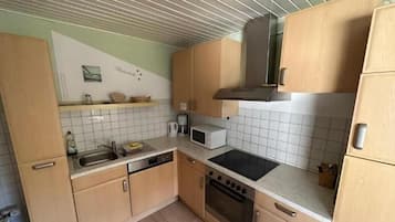 Kühlschrank, Ofen, Geschirrspüler, Wasserkocher mit Kaffee-/Teezubehör