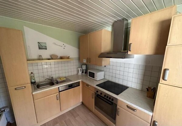Kühlschrank, Ofen, Geschirrspüler, Wasserkocher mit Kaffee-/Teezubehör