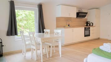 Kühlschrank, Ofen, Geschirrspüler, Wasserkocher mit Kaffee-/Teezubehör