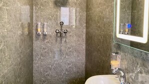 Secadora de cabello, toallas, jabón, papel de baño 