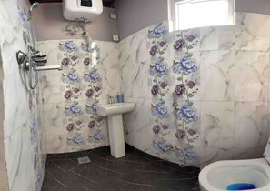 Dusche, Haartrockner, Handtücher, Seife