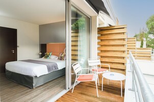 Quarto júnior | Roupas de cama premium, frigobar, cofres nos quartos, escrivaninha