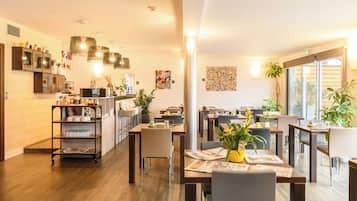 Desayuno continental diario (EUR 13 por persona)