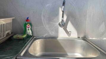 Een douche, een haardroger, handdoeken, zeep